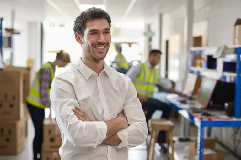 happy manager op de werkvloer